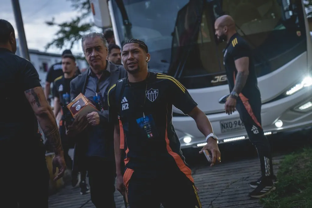 Rony na chegada da delegação do Atlético-MG. Foto: Pedro Souza / Atlético-MG