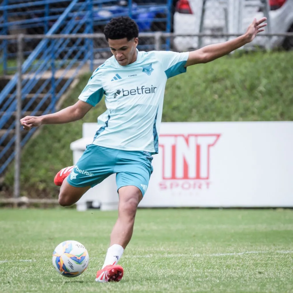 Foto: Gustavo Aleixo/Cruzeiro – Kauã Prates durante treinamento do Cruzeiro.