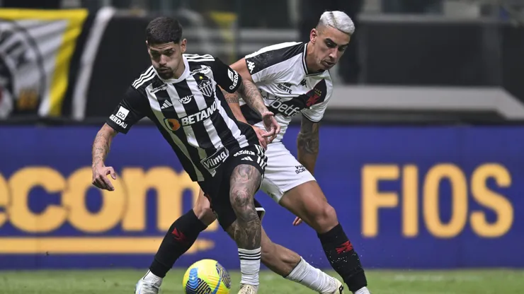 BELO HORIZONTE, BRAZIL - OCTOBER 2: Rubens (L) of Atletico Mineiro and Jose Rodriguez (R) of Vasco Da Gama fight for the ball during a match between Atletico Mineiro and Vasco Da Gama as part of Copa Do Brasil 2024 at Arena MRV Stadium on October 2, 2024 in Belo Horizonte, Brazil. (Photo by Pedro Vilela/Getty Images)