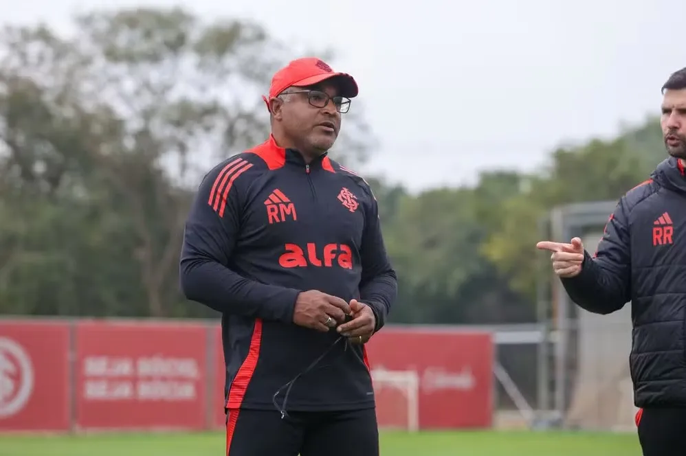 Roger Machado em treino do Internacional (Foto: Ricardo Duarte/Internacional)