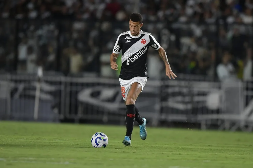 Joao Victor jogador do Vasco durante partida contra o Bragantino –  Foto: Thiago Ribeiro/AGIF