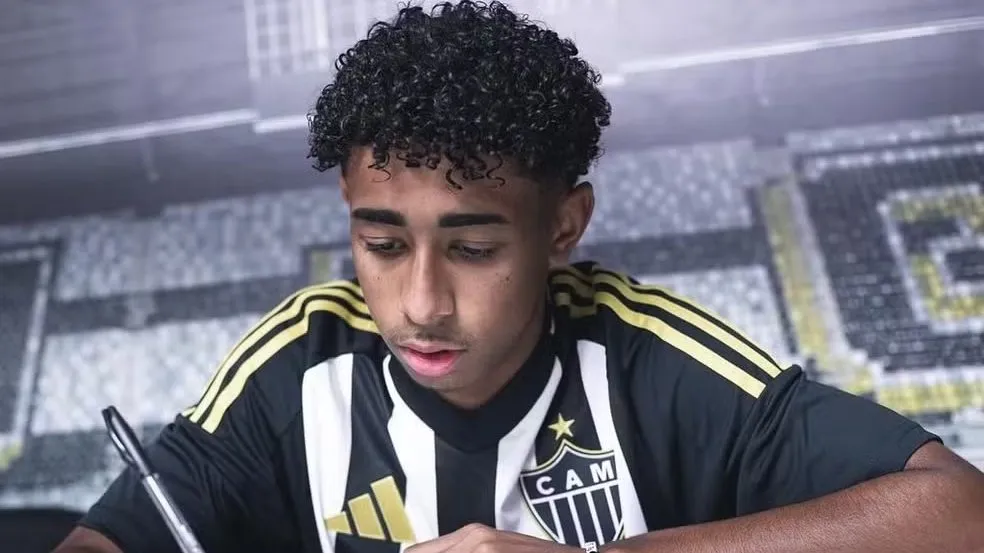 Mosquito assinando seu novo vínculo com o Galo. Foto/Divulgação.