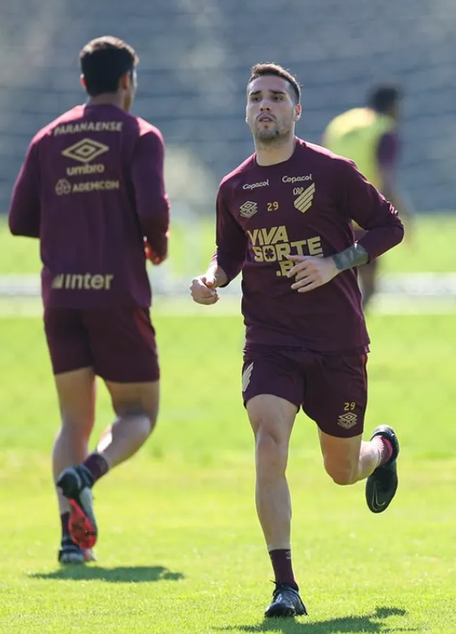 Gastón Benavídez treinando no Athlético-PR – Foto: Reprodução/José Tramontin/Athlético-PR