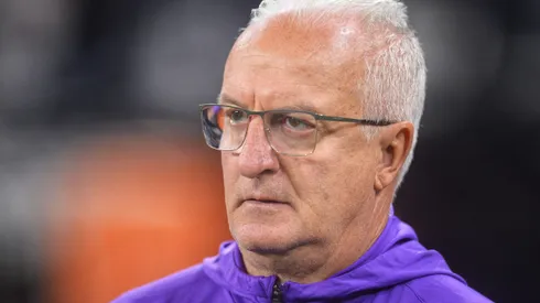 Dorival durante confronto contra o Bragantino no Brasileirão 2025.