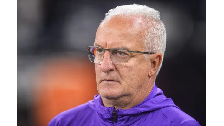 Dorival durante confronto contra o Bragantino no Brasileirão 2025.