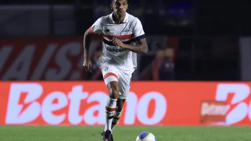 SP - SAO PAULO - 24/07/2024 - BRASILEIRO A 2024, SAO PAULO X BOTAFOGO - Luiz Gustavo jogador do Sao Paulo durante partida contra o Botafogo no estadio Morumbi pelo campeonato Brasileiro A 2024. Foto: Marcello Zambrana/AGIF