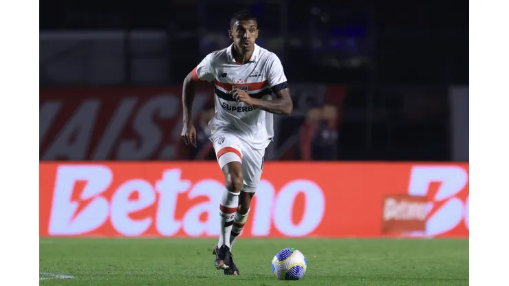 SP - SAO PAULO - 24/07/2024 - BRASILEIRO A 2024, SAO PAULO X BOTAFOGO - Luiz Gustavo jogador do Sao Paulo durante partida contra o Botafogo no estadio Morumbi pelo campeonato Brasileiro A 2024. Foto: Marcello Zambrana/AGIF