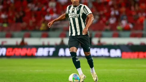 RS – PORTO ALEGRE – 04/12/2024 – BRASILEIRO A 2024, INTERNACIONAL X BOTAFOGO – Junior Santos jogador do Botafogo durante partida contra o Internacional no estadio Beira-Rio pelo campeonato Brasileiro A 2024. Foto: Luiz Erbes/AGIF