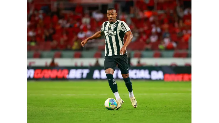 RS - PORTO ALEGRE - 04/12/2024 - BRASILEIRO A 2024, INTERNACIONAL X BOTAFOGO - Junior Santos jogador do Botafogo durante partida contra o Internacional no estadio Beira-Rio pelo campeonato Brasileiro A 2024. Foto: Luiz Erbes/AGIF
