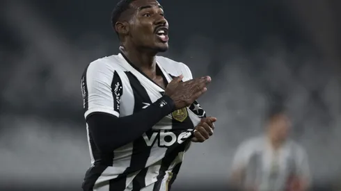 RJ – RIO DE JANEIRO – 11/05/2025 – BRASILEIRO A 2025, BOTAFOGO X INTERNACIONAL – Cuiabano jogador do Botafogo comemora seu gol durante partida contra o Internacional no estadio Engenhao pelo campeonato Brasileiro A 2025. Foto: Jorge Rodrigues/AGIF