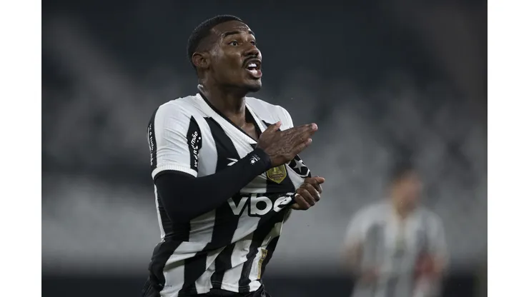 RJ - RIO DE JANEIRO - 11/05/2025 - BRASILEIRO A 2025, BOTAFOGO X INTERNACIONAL - Cuiabano jogador do Botafogo comemora seu gol durante partida contra o Internacional no estadio Engenhao pelo campeonato Brasileiro A 2025. Foto: Jorge Rodrigues/AGIF