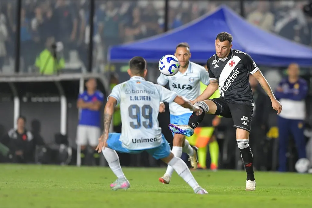 Hugo Moura jogador do Vasco durante partida contra o Gremio no estadio Sao Januario pelo campeonato Brasileiro A 2025. Foto: Thiago Ribeiro/AGIF