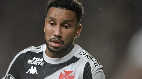 Jair durante confronto contra o Bragantino no Brasileirão 2025.