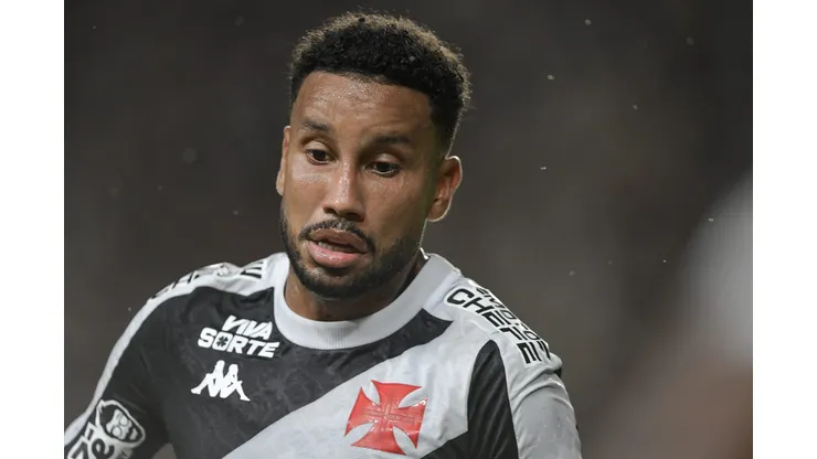 Jair durante confronto contra o Bragantino no Brasileirão 2025.