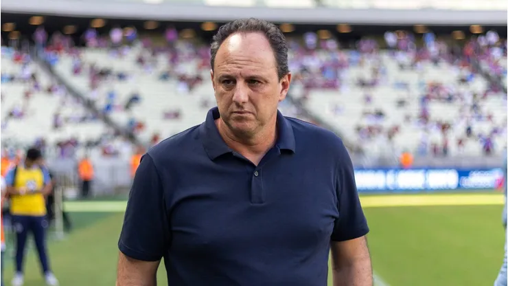 Rogério Ceni durante confronto contra o Fortaleza no Brasileirão 2025.