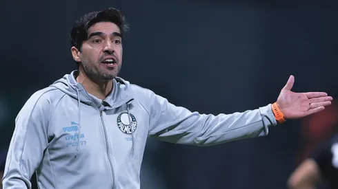 SP – SAO PAULO – 11/07/2024 – BRASILEIRO A 2024, PALMEIRAS X ATLETICO-GO – Abel Ferreira tecnico do Palmeiras durante partida contra o Atletico-GO no estadio Arena Allianz Parque pelo campeonato Brasileiro A 2024. Foto: Ettore Chiereguini/AGIF