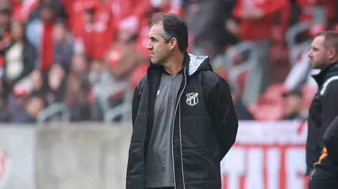 Léo Condé durante confronto contra o Internacional no Brasileirão 2025.