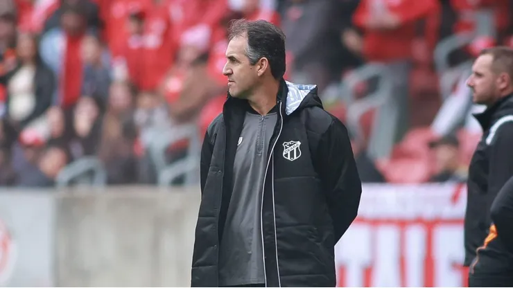 Léo Condé durante confronto contra o Internacional no Brasileirão 2025.