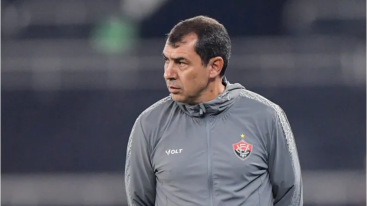 Fabio Carille tecnico do Vitoria durante partida contra o Botafogo no estadio Engenhao pelo campeonato Brasileiro A 2025. Foto: Thiago Ribeiro/AGIF