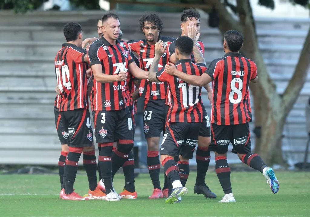 BA – SALVADOR – 20/07/2025 – BRASILEIRO A 2025, VITORIA X BRAGANTINO – Renato Kayzer jogador do Vitoria comemora seu gol com jogadores do seu time durante partida contra o Bragantino no estadio Barradao pelo campeonato Brasileiro A 2025. Foto: Jhony Pinho/AGIF