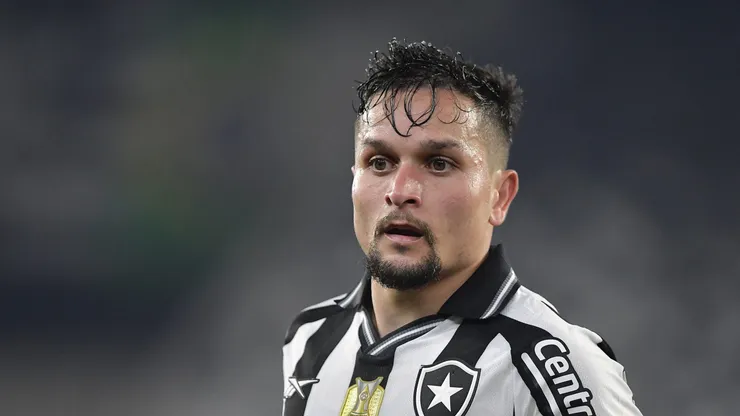 RJ - RIO DE JANEIRO - 16/07/2025 - BRASILEIRO A 2025, BOTAFOGO X VITORIA - Artur jogador do Botafogo durante partida contra o Vitoria no estadio Engenhao pelo campeonato Brasileiro A 2025. Foto: Thiago Ribeiro/AGIF