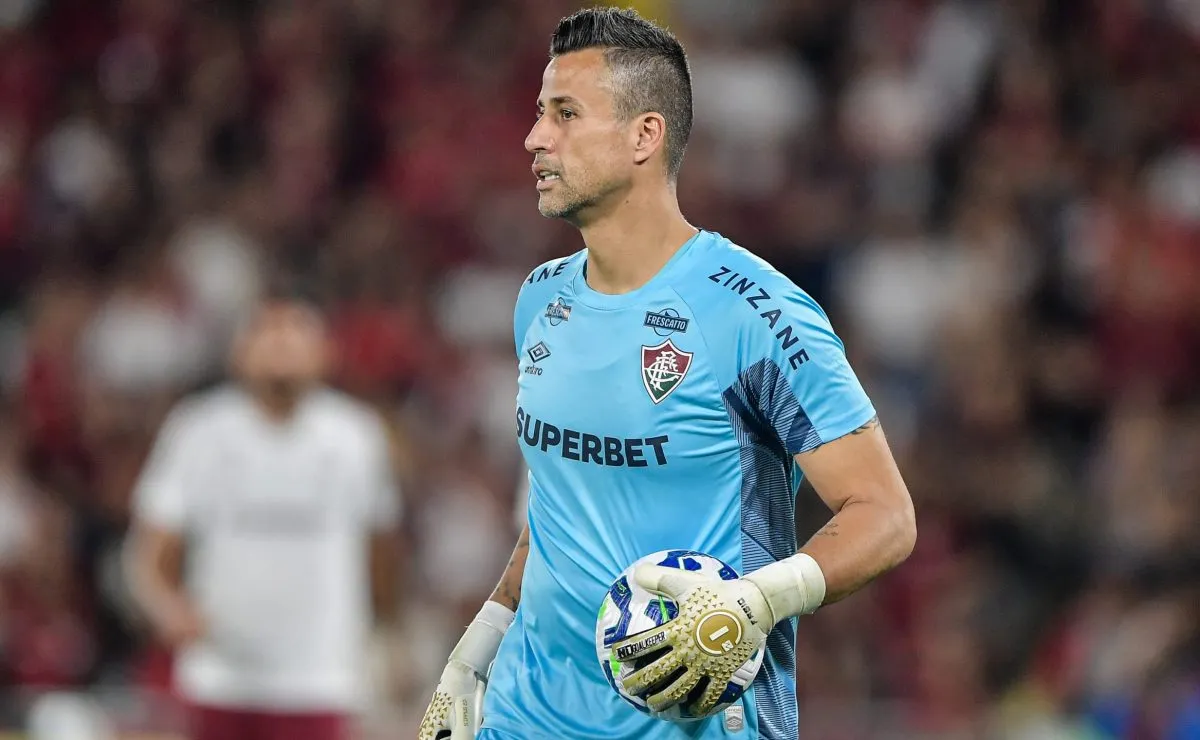 Fluminense tenta se segurar na defesa, mas sofre gol do Flamengo no fim