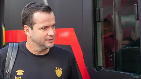 Daniel Paulista jogador do Sport durante chegada da equipe para partida contra o Botafogo no estadio Ilha do Retiro pelo campeonato Brasileiro A 2025. Foto: Rafael Vieira/AGIF