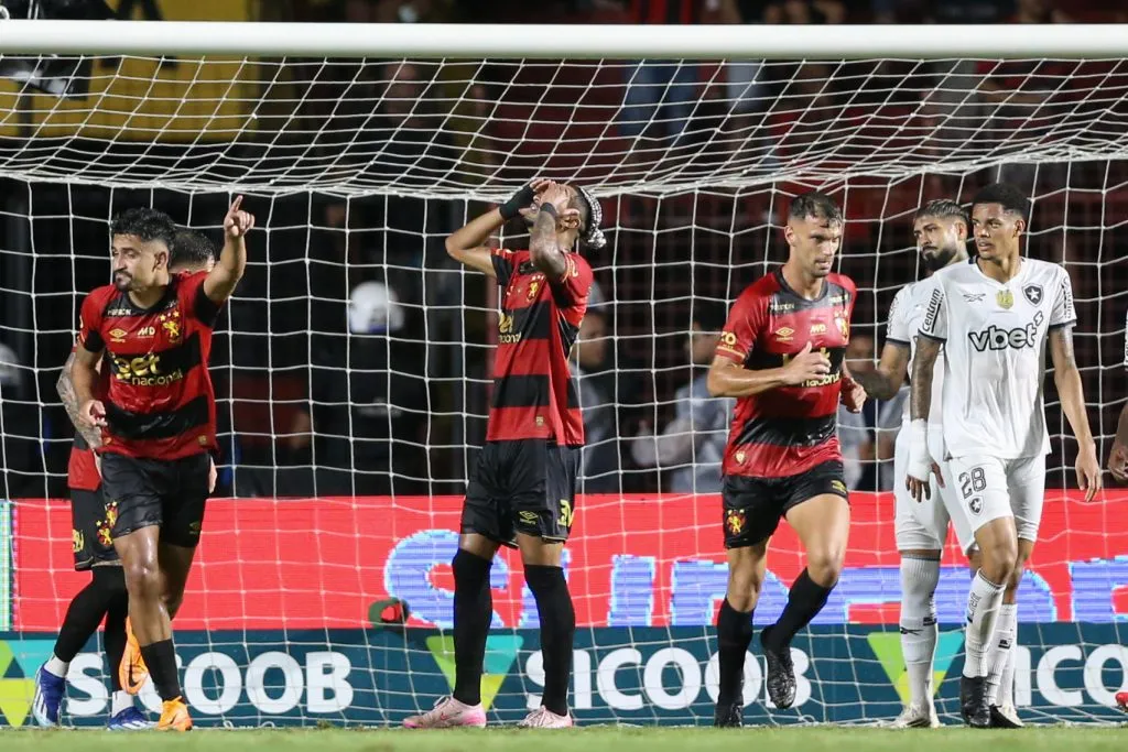 Derik jogador do Sport durante a partida entre Sport e Botafogo no Estadio da Ilha do Retiro em Recife (PE), pelo campeonato brasileiro Serie A. Foto: Marlon Costa/AGIF