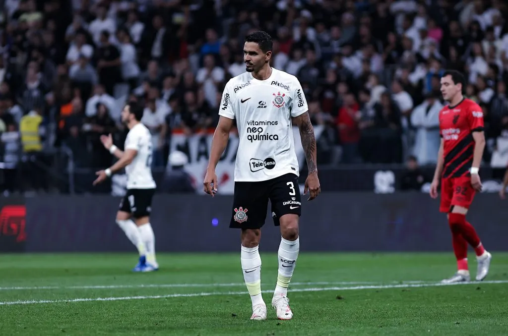 SP – SAO PAULO – 01/11/2023 – BRASILEIRO A 2023, CORINTHIANS X ATHLETICO-PR – Lucas Verissimo jogador do Corinthians durante partida contra o Athletico-PR no estadio Arena Corinthians pelo campeonato Brasileiro A 2023. Foto: Fabio Giannelli/AGIF