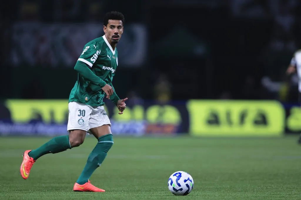 SP – SAO PAULO – 20/07/2025 – BRASILEIRO A 2025, PALMEIRAS X ATLETICO-MG – Lucas Evangelista jogador do Palmeiras durante partida contra o Atletico-MG no estadio Arena Allianz Parque pelo campeonato Brasileiro A 2025. Foto: Ettore Chiereguini/AGIF