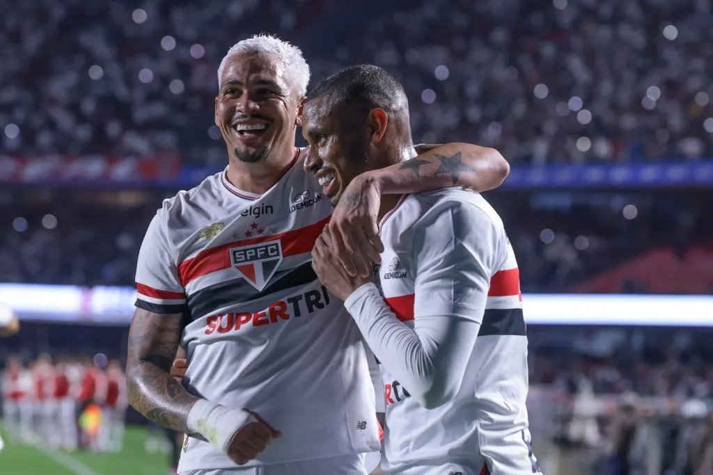 SP – SAO PAULO – 19/07/2025 – BRASILEIRO A 2025, SAO PAULO X CORINTHIANS – Luciano jogador do Sao Paulo comemora seu gol com Andre Silva jogador da sua equipe durante partida contra o Corinthians no estadio Morumbi pelo campeonato Brasileiro A 2025. Foto: Marcello Zambrana/AGIF