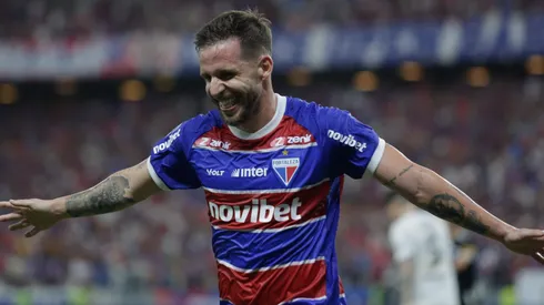 Lucas Sasha durante confronto contra o Rosario Central na Sul-Americana 2024.