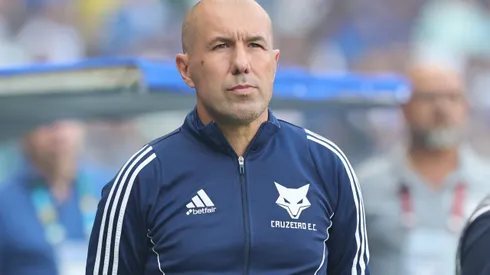Leonardo Jardim durante confronto contra o Juventude no Campeonato Brasileiro de 2025.
