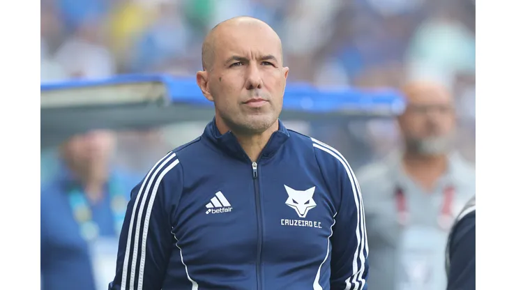 Leonardo Jardim durante confronto contra o Juventude no Campeonato Brasileiro de 2025.