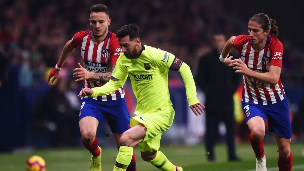 Saúl e Filipe Luís marcando Messi durante Atlético de Madrid x Barcelona. (Photo by Denis Doyle/Getty Images)