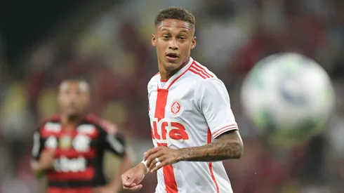 Vitinho jogador do Internacional durante partida contra o Flamengo no estadio Maracana pelo campeonato Brasileiro A 2025. Foto: Thiago Ribeiro/AGIF