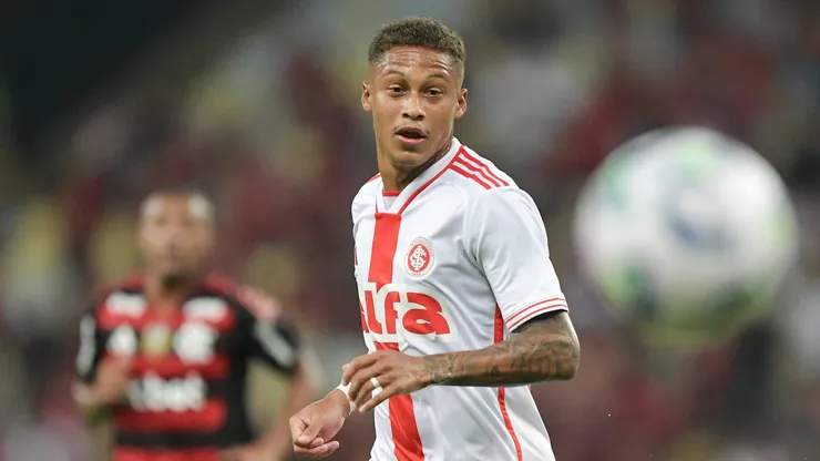 Vitinho jogador do Internacional durante partida contra o Flamengo no estadio Maracana pelo campeonato Brasileiro A 2025. Foto: Thiago Ribeiro/AGIF
