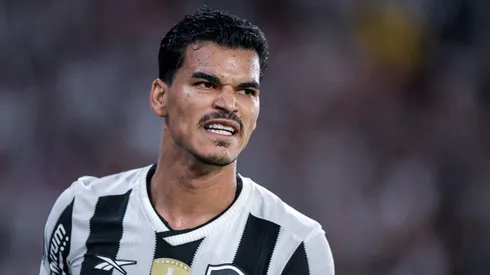 Danilo Barbosa jogador do Botafogo durante partida contra o Universidad de Chile no estadio Engenhao pelo campeonato Copa Libertadores 2025. Foto: Thiago Ribeiro/AGIF