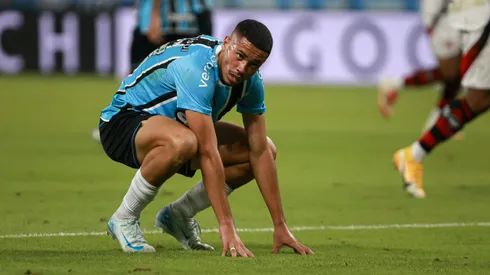 Alysson Edward jogador do Gremio lamenta durante partida contra o Flamengo no estadio Arena do Gremio pelo campeonato Brasileiro A 2025.