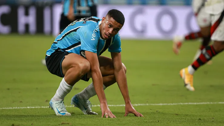Alysson Edward jogador do Gremio lamenta durante partida contra o Flamengo no estadio Arena do Gremio pelo campeonato Brasileiro A 2025.
