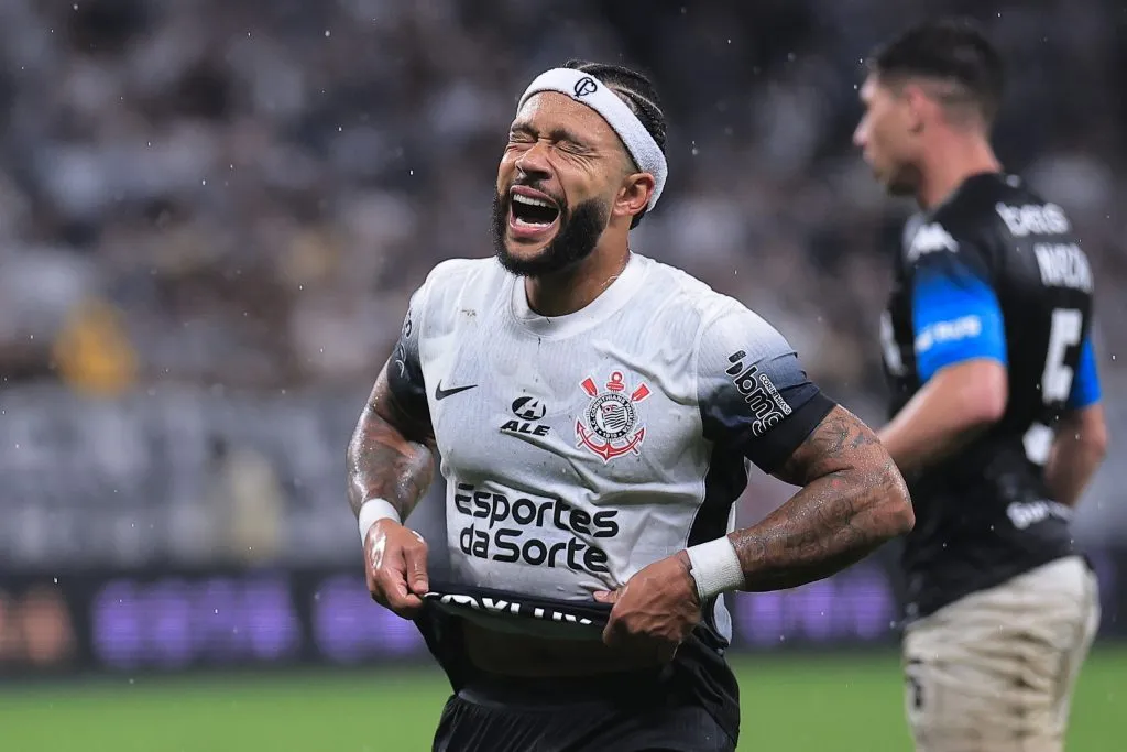 SP – SAO PAULO – 24/10/2024 – COPA SUL-AMERICANA 2024, CORINTHIANS X RACING – Memphis Depay jogador do Corinthians lamenta durante partida contra o Racing no estadio Arena Corinthians pelo campeonato Copa Sul-Americana 2024. Foto: Ettore Chiereguini/AGIF
