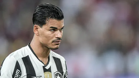Danilo Barbosa jogador do Botafogo durante partida contra o Flamengo no estádio Maracanã pelo campeonato Carioca 2025. Foto: Thiago Ribeiro/AGIF