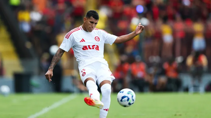 Aguirre jogador do Internacional durante a partida entre Sport e Internacional no Estadio da Ilha do Retiro em Recife (PE), pelo campeonato brasileiro Serie A.