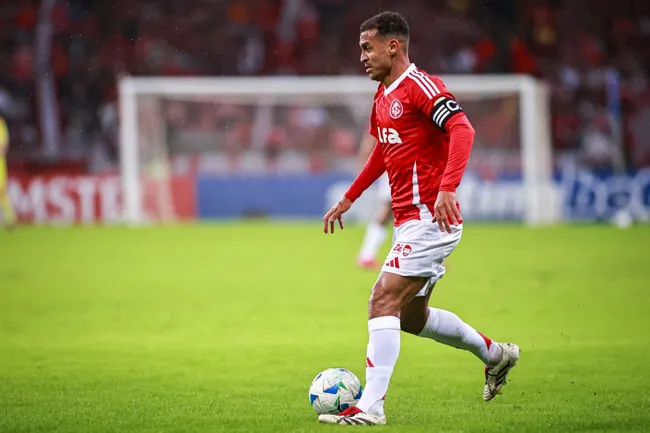 Alan Patrick tem presença garantida em Santos x Internacional. Foto: Maxi Franzoi/AGIF