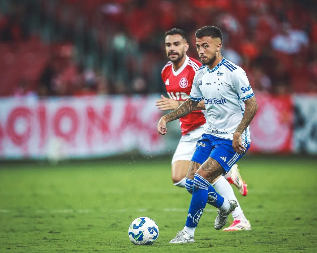Matheus Henrique jogador do Cruzeiro durante partida contra o Internacional pelo campeonato Brasileiro A 2025. Foto: Giancarlo Santorum/AGIF