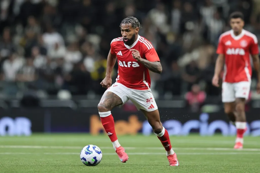 Wesley jogador do Internacional durante partida contra o Atletico-MG  – Foto: Gilson Lobo/AGIF