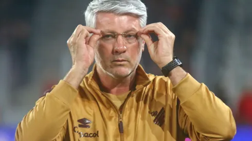 Odair durante confronto contra o Goiás na Série B 2025. Foto: Gabriel Machado/AGIF