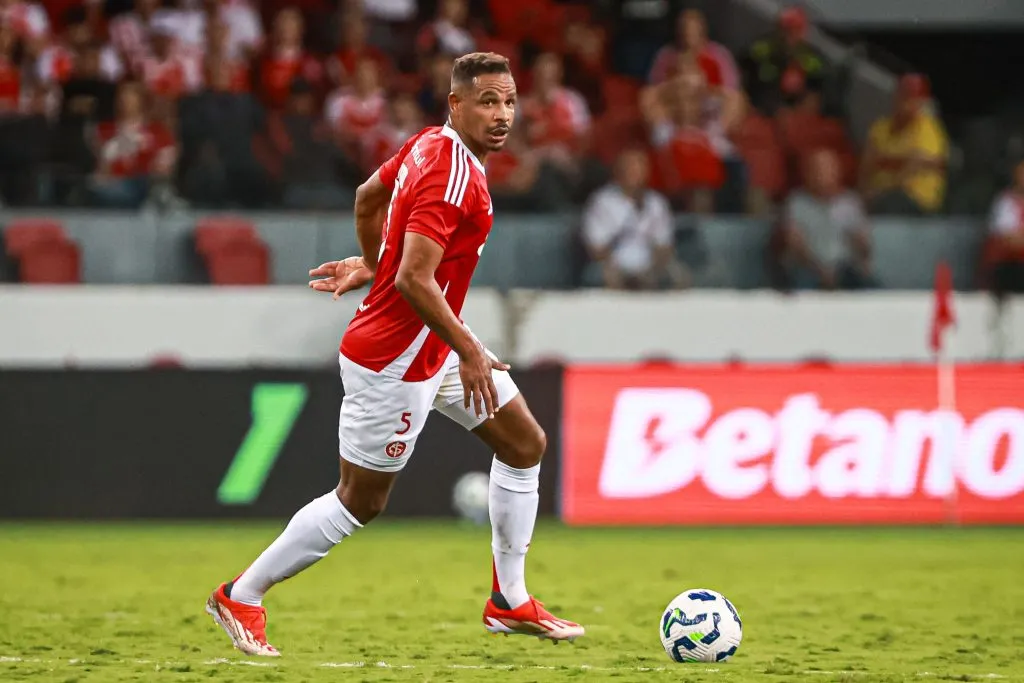 Fernando não deixará o Internacional – Foto: Maxi Franzoi/AGIF.