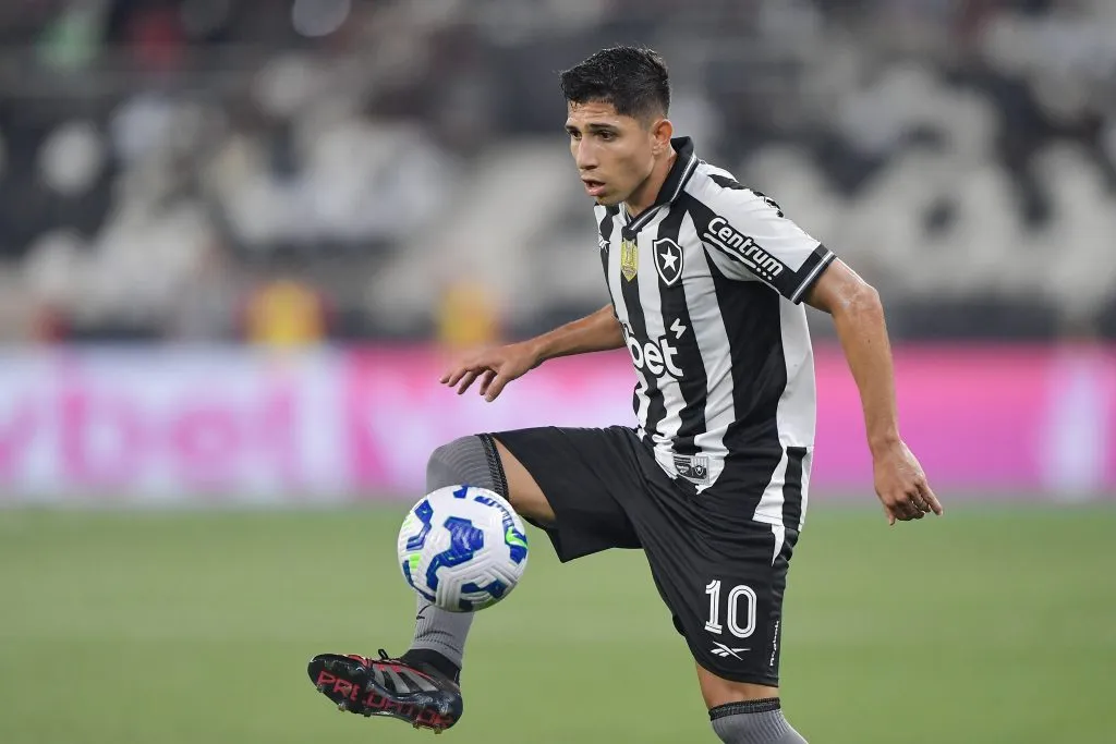 Savarino jogador do Botafogo durante partida contra o Vitória – Foto: Thiago Ribeiro/AGIF
