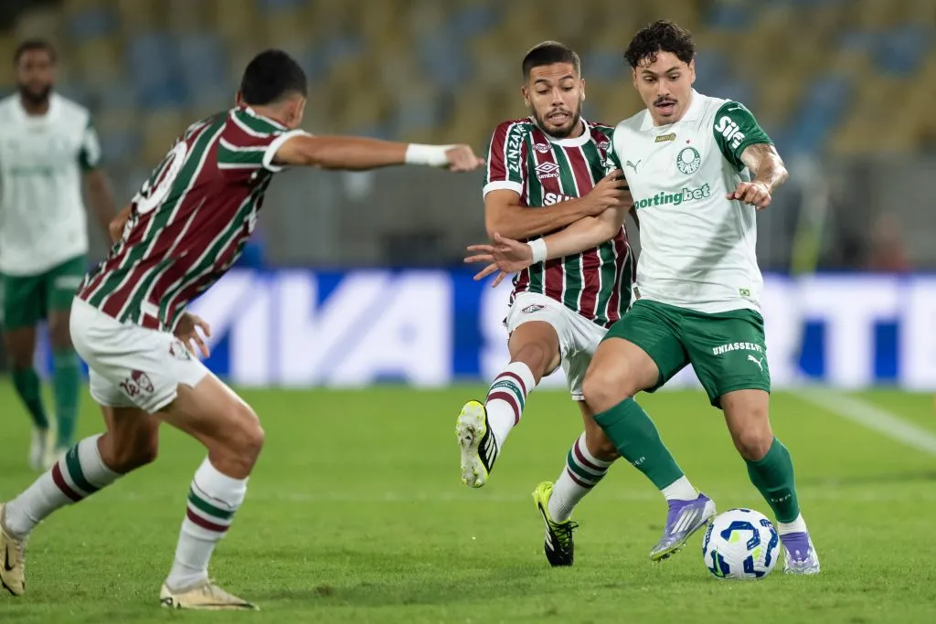 Nonato jogador do Fluminense disputa lance com Mauricio jogador do Palmeiras durante partida no estadio Maracana pelo campeonato Brasileiro A 2025. Foto: Jorge Rodrigues/AGIF